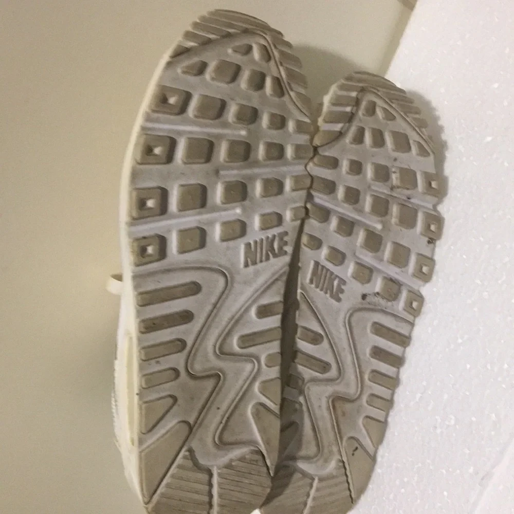 Nike Air Max kids lace up sneakers boys size 6Y